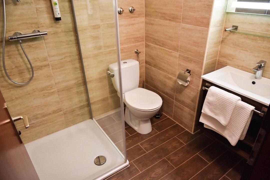 https://hotelmartinsklause.de/images/Room/double-standard-bath.jpeg